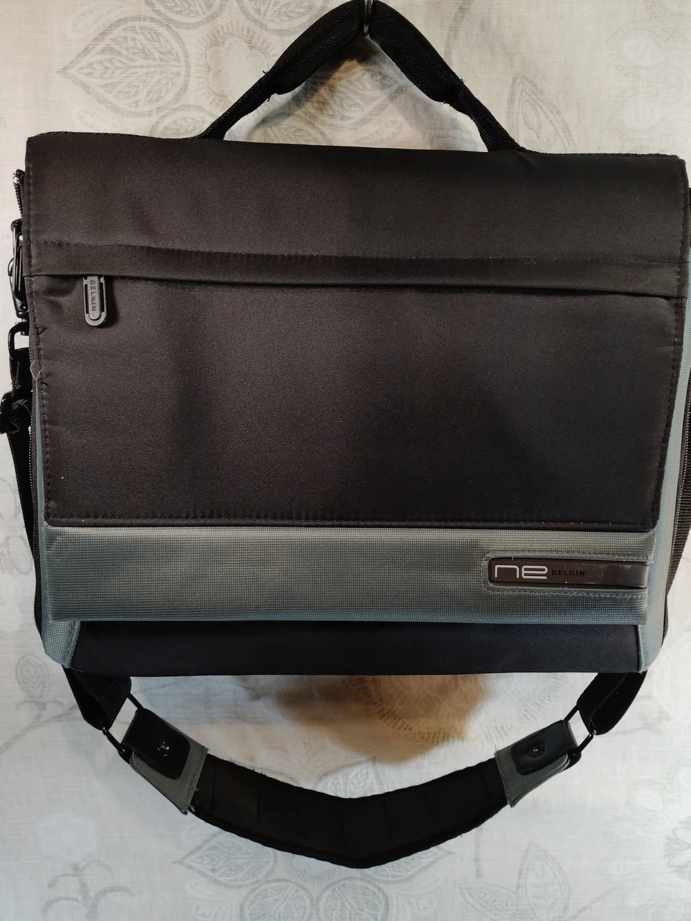 Ne Belkin Black and Gray Laptop Messenger Bag